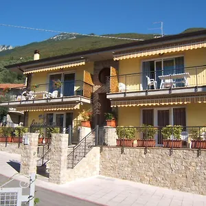Mary Brenzone sul Garda